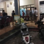 Pencuri kotak amal di Sidoarjo saat diamankan warga.