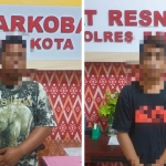 Kedua tersangka saat diamankan di Mapolres Kediri Kota. (foto: ist)