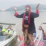 Paguyuban Seni Reyog Obyog Ponorogo mendeklarasikan dukungan kepada Paslon Sugiri Sancoko-Lisdyarita di atas speedboat di tengah-tengah Telaga Ngebel.