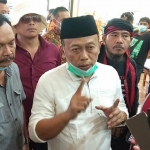 Cabup Sugiri Sancoko memberikan keterangan kepada wartawan usai pertemuannya dengan Heru Sangoko.