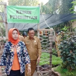 Wali Kota Mojokerto Ika Puspitasari ketika meninjau program Urban Farming di SMPN 1 Kota. foto: YUDI EP/ BANGSAONLINE