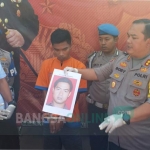 Kapolres Bangkalan AKBP Boby didampingi Kasatrekrim AKP David Manurung menghadirkan tersangka Abd. Aziz dalam rilis, serta menunjukkan foto tersangka Muzammil yang ditetapkan DPO.