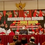 Helmi Ansori, Ketua MPC Pemuda Pancasila Kabupaten Kediri saat menyampaikan sambutan. Tampak Calon Bupati Kediri, Hanindhito Himawan Pramono mendengarkan dengan seksama. (foto: ist.)