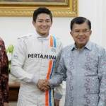 Diapit oleh Menpora Imam Nahrawi (kiri) dan Dirut PT Pertamina Dwi Sucipto (kanan) pembalap F1 Rio Haryanto bersalaman dengan Wapres Jusuf Kalla saat mendatangi Istana Wakil Presiden, Jakarta, Senin (14/3). foto merdeka.com
