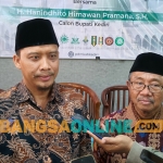 Ketua PD Muhammadiyah Kabupaten Kediri, Ikhwan Nurhadi (kiri) saat memberi keterangan kepada wartawan. Foto: Muji Harjita/BANGSAONLINE