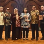 Pj Wali Kota Kediri Zanariah (pegang piala) sebagai peringkat I kota/kabupaten paling berkelanjutan di Indonesia. Foto: Ist. 