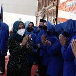 Wali Kota Mojokerto, Ika Puspitasari, saat memberi selamat kepada pengurus baru DPC Tiara Kusuma.