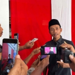 Jakfar Shodiq saat menyampaikan penolakan pergantian Pj Kepala Desa kepada wartawan. Foto: Ist