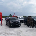 Semua kendaraan dan pengendaranya yang datang dari arah Surabaya dilakukan screening di Pos Pantau Suramadu, Sabtu (11/4). foto: SUBAIDAH/ BANGSAONLINE