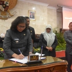 Pj Wali Kota Kediri saat menandatangani persetujuan Raperda tentang Perubahan APBD Tahun Anggaran 2024 Menjadi Perda. Foto: Ist