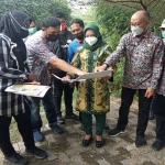 Guna memastikan pengelolaan sampah secara maksimal, Wali Kota Mojokerto Ika Puspita Sari melakukan sidak di lokasi Tempat Pembuangan Akhir (TPA) Randegan, Jumat (25/6/2021). (foto: ist)