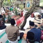 BERDOA: PCNU Sidoarjo saat berziarah di Makam KH Abdy Manaf, di Desa Kloposepuluh Sukodono, Minggu (28/2). foto: MUSTAIN/ BANGSAONLINE