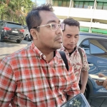 Koordinator masyarakat Tanah Merah Laok, Bakhtiar Pradinata, saat memberi keterangan ke awak media.