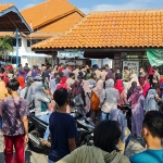 Peserta vaksinasi di ASDP Dermaga Barat Kamal, Bangkalan, membeludak.