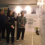 Pj Wali Kota Kediri Zanariah saat melihat-lihat di Exhibition Museum. Foto: Ist. 