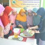 Para ibu-ibu ketika berlatih membuat aneka masakan ikan bandeng. foto: SYUHUD/ BANGSAONLINE