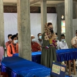 Ina Ammania saat sosialisasi 4 Pilar Kebangsaan di Desa Pule, Trenggalek. foto: Herman/ BANGSAONLINE.com
