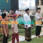 Sekdakot Kediri, Bagus Alit, saat menyerahkan santunan secara simbolis kepada anak yatim. Foto: MUJI HARJITA/BANGSAONLINE