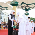 Gubernur Khofifah saat memberi bantuan kepada anak yatim.