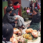 Salah satu proses ritual tradisi Marajakani suku Tengger. (foto: ist).