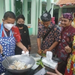 Suasana lomba memasak nasi goreng di Kantor Dinkes Sidoarjo, Kamis (22/12/2022). foto ist.