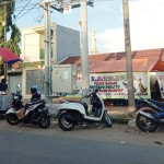 Aktivitas ekonomi di depan Pasar Hewan Arosbaya Bangkalan, Rabu (22/4).