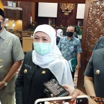 Gubernur Khofifah usai mengikuti rapat paripurna DPRD Jatim. (foto: ist)