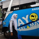 Anak-anak ketika turun dari bus sekolah. Foto: Ist.