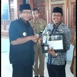 Kades Socorejo mendapat penghargaan dari Bupati Tuban.