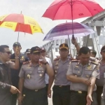 Kapolda Jatim meninjau lokasi ambruknya jembatan Widang-Babat. foto: GUNAWAN/ BANGSAONLINE