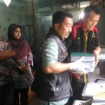 Rosidah SH (dua dari kiri), saat mendampingi tim penyidik Kejari Sidoarjo melakukan penggeledahan ruang kerjanya.