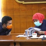 Gubernur Khofifah berdiskusi dengan Wagub Emil Dardak sebelum konferensi pers update penanganan Covid-19 di Jawa Timur di Gedung Negara Grahadi, Surabaya. foto: istimewa/ bangsaonline