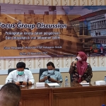 Suasama ketika DPMPTSP Gresik menggelar FGD dengan Komisi II DPRD Gresik. Foto: SYUHUD/BANGSAONLINE