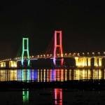 Ilustrasi: Jembatan Suramadu nampak pada malam hari. (foto: mariana.my.id)