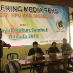 Dipandu moderator kegiatan gathring PWI bersama KPU Nganjuk menghadirkan tiga nara sumber Ketua KPU, Kepala Kejari Nganjuk dan Pengamat Politik. foto: BAMBANG/ BANGSAONLINE