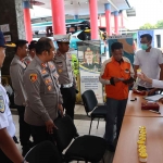 Kapolres Ngawi, AKBP Dwiasi saat melakukan pemantauan tes urin yang digelar di Terminal Kertonegoro.