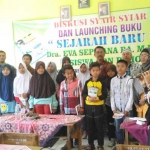 Siswa SDN Dahor, para pengarang buku. foto: AHMAD/ BANGSAONLINE