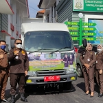 Pemberangkatan sembako dilaksanakan di halaman Kantor Kejari Sidoarjo, Selasa (14/12).