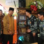 Menko Polhukam Wiranto dan Mendagri Tjahjo Kumolo didampingi Bupati Saiful Ilah meninjau stan Kabupaten Sidoarjo di acara Peringatan Hari Otoda ke-XXI di Alun-alun Sidoarjo, Selasa (25/4). foto: Kominfo Sidoarjo