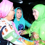 Gubernur Jatim, Hj, Dra. Khofifah Indar Parawansa M.Si berbincang akrab dengan Menteri Kelautan dan Perikanan, Susi Pudjiastuti dan Yenny Wahid di arena Munas-Konbes NU 2019.