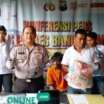 Kapolres Bangkalan menunjukkan barang bukti yang digunakan pelaku untuk melakukan pembunuhan.