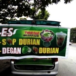 Jualan di mobil, aman dari obrakan. foto: Dhian Bintariana/ BANGSAONLINE