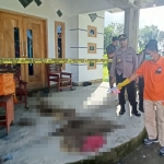 Tempat kejadian perkara (TKP) di rumah korban dugaan bunuh diri tampak masih diberi garis polisi.