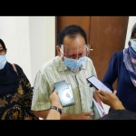 Anggota F-PDIP DPRD Kabupaten Kediri Sulkani, Dwi Muji Lestari, dan Feni Widayati saat memberi keterangan kepada wartawan usai RDP dengan Kepala Bapenda. foto: MUJI HARJITA/ BANGSAONLINE