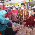 Bupati Lamongan, Yuhronur Efendi, saat menghadiri Roadshow Pelayanan Perizinan yang digelar DPMPTSP Jatim di Pelabuhan Brondong.