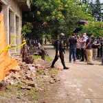 Tim gabungan dari Polda Jatim saat berada di TKP ledakan petasan, Dusun Balong Cino, Desa Blaru, Kecamatan Badas, Kabupaten Kediri. (Foto: Ist.)
