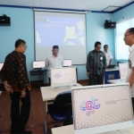 Bupati Malang Drs. H. M. Sanusi, M.M. saat meninjau ruang tes CPNS.