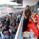 Gubernur Jawa Timur tampak meluapkan rasa gembiranya saat Persebaya menang 4-1 atas Persija di laga final yang digelar di Stadion Gelora Delta Sidoarjo, Kamis (20/2). foto: istimewa/ bangsaonline.com