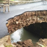 Kondisi badan jembatan yang ambrol diterjang banjir bandang. Foto: istimewa