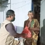 FRPB dan RAPI saat menyalurkan bantuan dengan pola door to door kepada warga kurang mampu. 